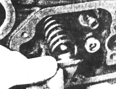 Рис.9.5а. Снимите съемник пружины, а затем снимите тарелку...