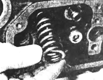 Рис.9.5б. ...и клапанную пружину.