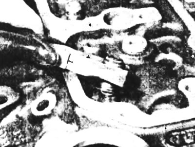 Рис.9.7. Снимите плоскогубцами крышку уплотнения стержня клапана.