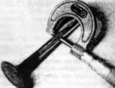 Рис. 10.12. Измерьте микрометром диаметр стержня клапана в нескольких местах.