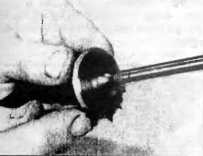 Рис. 10.15,а. Нанесите на ободок клапана состав для притирки клапанов...