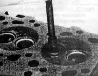 Рис. 10.15,б. Затем полувращательным движением притрите клапан к седлу.