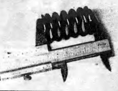 Рис. 10.18. Измерьте свободную длину клапанной пружины штангенциркулем.