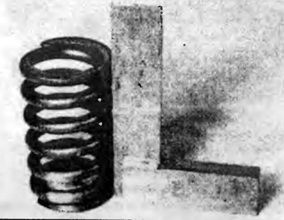 Рис. 10.19.С помощью уголка проверьте пружину на перпендикулярность.