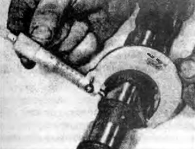 Рис. 12.13. Проверьте износ кулачков распределительного вала микрометром.