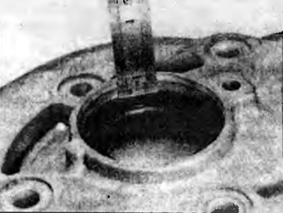 Рис. 12.20. Измерьте и запишите установочную глубину уплотнений промежуточной пластины.