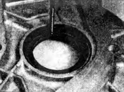 Рис. 12.21. Выбейте старое уплотнительное кольцо небольшим кернером.