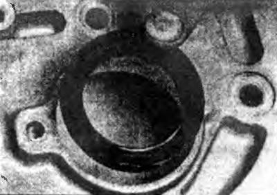 Рис. 12.22. Расположите новую манжету в отверстии промежуточной пластины открытой стороной внутрь.