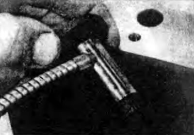 Рис. 12.26. Смажьте толкатели и направляющие в блоке цилиндров.