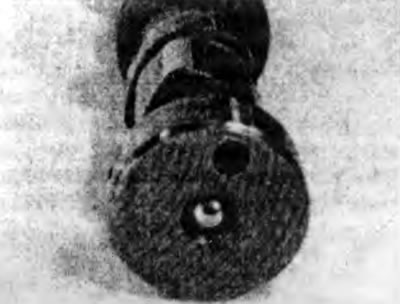 Рис. 12.27а. Убедитесь, что стальной шарик находится в отверстии на торце распределительного вала.