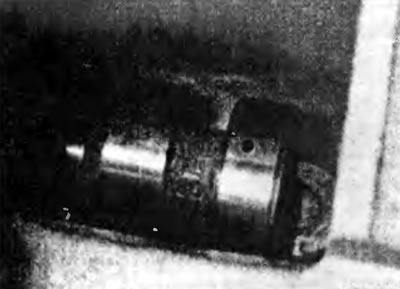 Рис. 12.27б. ...и вложите распределительный вал в картер коленчатого вала.