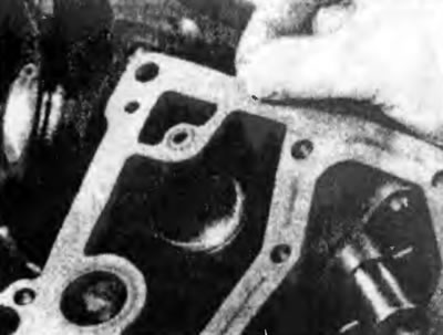 Рис. 12.29. Разместите новую прокладку на обращенный к двигателю стороне промежуточной пластины.