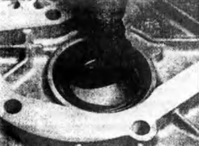 Рис. 12.32. Обильно смазав контактную кромку уплотнения, сзади вставьте в него защитную втулку.