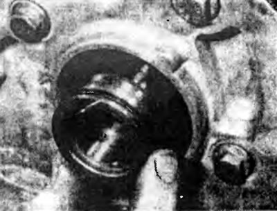 Рис. 12.35а. Смажьте и посадите на распределительный вал промежуточную втулку зубчатого шкива...