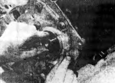 Рис. 12.35б. ... и проверьте (на глаз), что уплотнение отцентрировано перпендикулярно втулке.