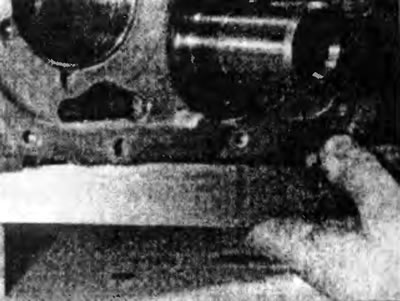 Рис.12.35в. В то же время, проверьте, что нижние кромки блока цилиндров и промежуточной пластины…