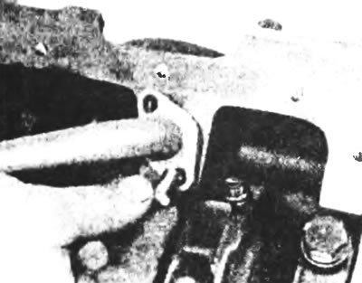 Рис. 13.2а. Отвинтите два болта и снимите с маслоприемника трубку с сетчатым фильтром.