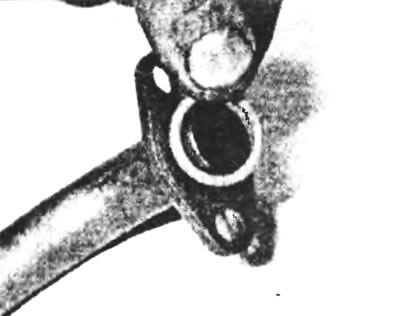 Рис. 13.26. Снимите кольцевое уплотнение с сетчатого фильтра.