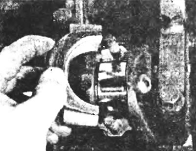 Рис. 13.7. Снимите крышку и вкладыш подшипника нижней головки шатуна.