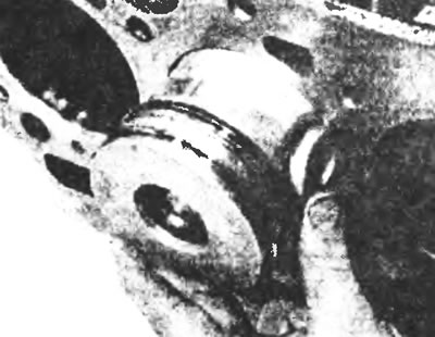 Рис. 13.8. Вытолкните поршень с шатуном через верх двигателя.