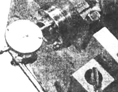 Рис. 14.1. Проверка осевого люфта коленчатого вала с использованием циферблатного измерителя.