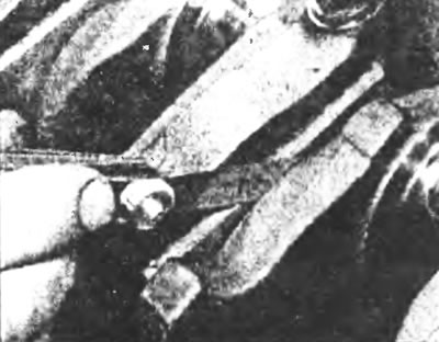 Рис. 14.3. Проверка осевого люфта коленчатого вала с помощью щупа с набором пластин разной толщины.