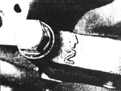 Рис. 14.4. Метка на крышке коренного подшипника, показывающая его расположение и ориентацию.