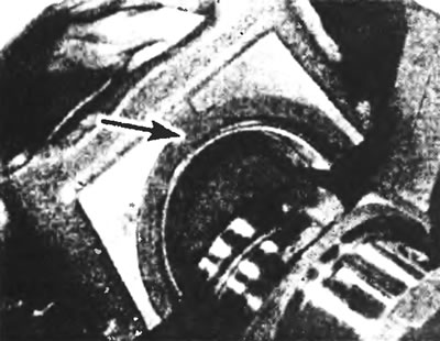 Рис. 14.5. Отвинтив болты, снимите коренные крышки и нижние упорные полукольца центральной крышки.