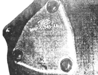 Рис. 15.1а. Снимите заднюю упорную пластину распределительного вала...