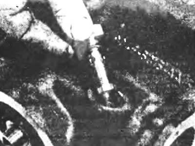 Рис. 15.1б. ...головку редукционного клапана системы смазки с уплотнительным кольцом...