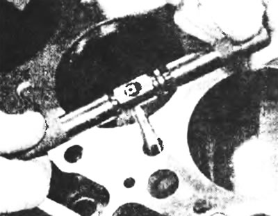 Рис. 15.6. Прочистите все нарезные отверстия в блоке цилиндров метками соответствующих размеров.