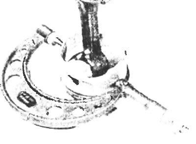 Рис. 15.13. Измерьте диаметр юбки поршня на оси перпендикулярной поршневому пальцу непосредственно…