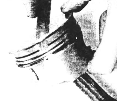 Рис. 16.2. Использование старого лезвия от щупа для избежания проваливания поршневых колец в пустые…