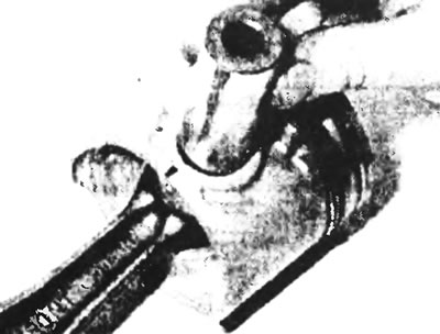 Рис. 16.11б. ...и вытолкните поршневой палец.