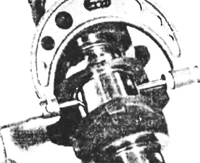 Рис. 17.5. Используя микрометр, измерьте диаметры шеек коленчатого вала.