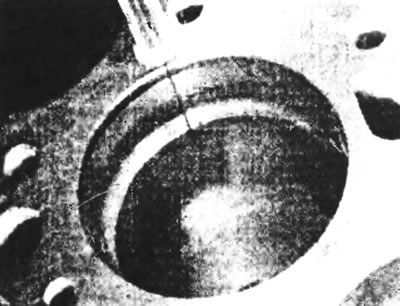 Рис.20.3. Измерьте зазор в замке поршневого кольца щупом-толщинометром.