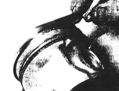 Рис.20.10. Измерьте зазор между поршневым кольцом и канавкой.