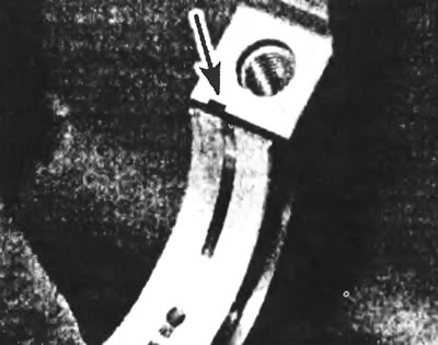 Рис.21.4. Убедитесь, что выступ каждого вкладыша попал в соответствующую канавку в блоке цилиндров…