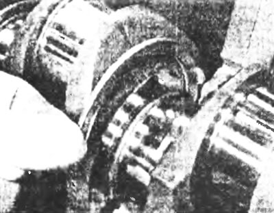 Рис.21.5. Установите упорные шайбы коленчатого вала на место таким образом, чтобы их канавки для…