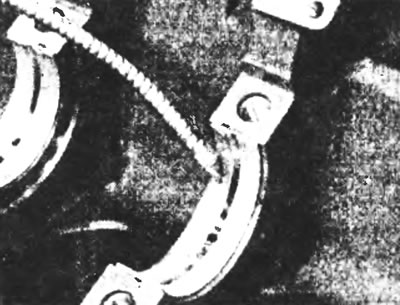 Рис.21.14. Нанесите немного чистого моторного масла на рабочую поверхность каждого вкладыша.