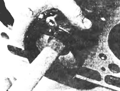 Рис.22.9. Слегка постукивая по днищу поршня деревянной ручкой молотка, введите поршень в цилиндр…