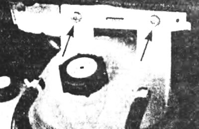 Рис.3.3. Отвинтите винты расширительного бачка(отмечены стрелками), и снимите его.