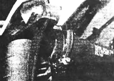 Рис.4.2а. Ослабьте хомуты крепления, и отсоедините верхний...