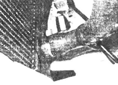 Рис.4.2б. ... и нижний патрубки радиатора.