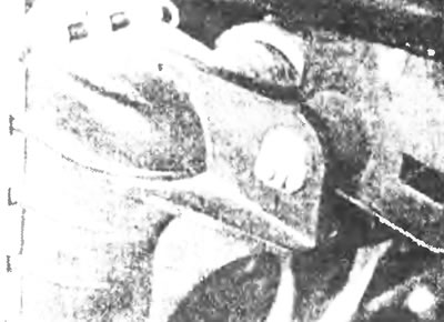 Рис.4.7а. Отвинтите две верхние стопорные гайки радиатора.