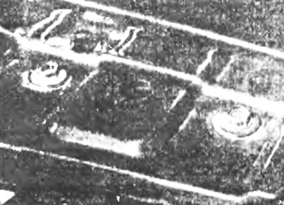 Рис.4.14. Отвинтите два болта и снимите верхнюю поперечину.