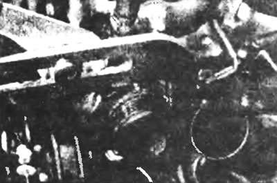 Рис.7.5а. На более поздних моделях отвинтите крышку термостата, используя подходящий ключ.