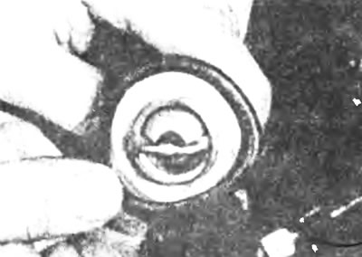 Рис.7.5в. ...и снимите уплотнительное кольцо.