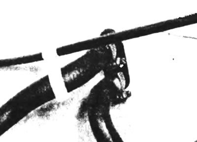 Рис. 10.3. Ослабьте фиксирующие хомуты, и отделите подводящий и возвратный патрубки отопителя.