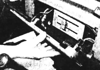 Рис. 10.4. Отвинтите четыре фиксирующих винта, и извлеките пульт управления отоплением